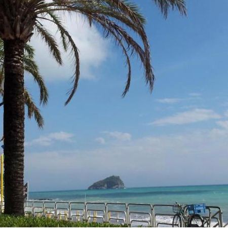 A 5 Minuti Dal Mare - Dolphin Beach House Spotorno Bagian luar foto