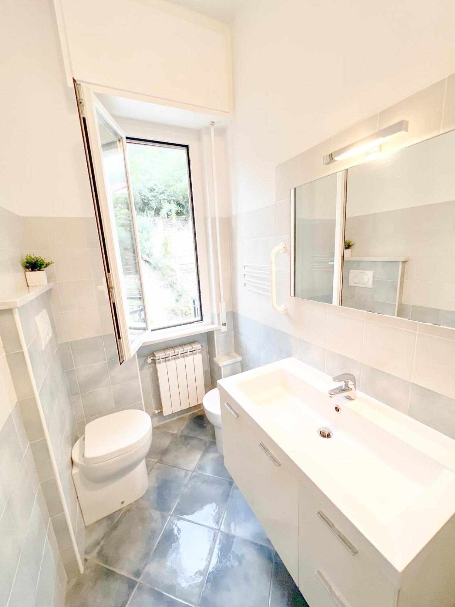 A 5 Minuti Dal Mare - Dolphin Beach House Spotorno Bagian luar foto